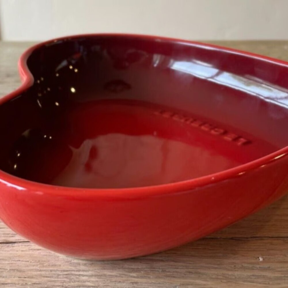 Le Creuset Stoneware Seoul 22 oz 650 ml Sphere Heart Bowl Cerise Cherry Red NEW - Picture 6 of 10